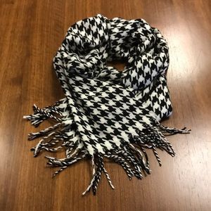 Houndstooth check scarf